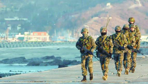 韩美士兵在延坪岛上巡逻 韩美士兵在延坪岛上巡逻