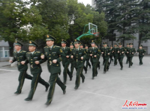 组织队列训练。徐伟摄 组织队列训练。徐伟摄