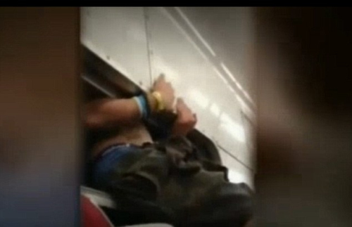 男青年耍“帅” 身体挂窗外 男青年耍“帅” 身体挂窗外