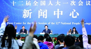 昨日,十二届全国人大一次会议举行记者会,中编办副主任王峰就机构改革和职能转变方案答记者问。新华社发 昨日,十二届全国人大一次会议举行记者会,中编办副主任王峰就机构改革和职能转变方案答记者问。新华社发