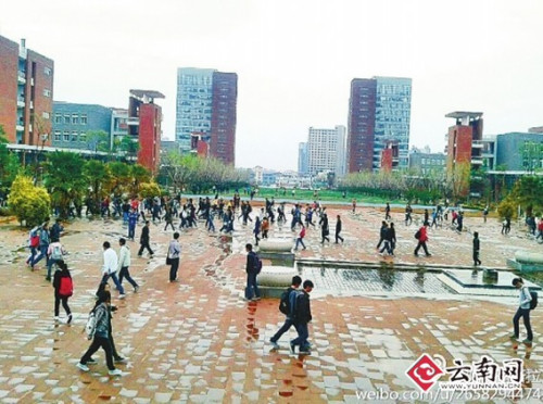 呼吸着湿润的空气,学生们朝气蓬勃。 呼吸着湿润的空气,学生们朝气蓬勃。