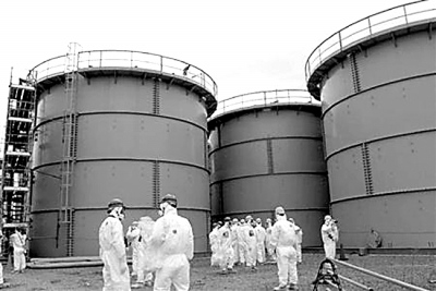 3月1日,一群日本记者在福岛第一核电站内的污水储藏罐前采访。日益增多的核污水是当前事故抢修工作面临的主要难题之一。资料图片 3月1日,一群日本记者在福岛第一核电站内的污水储藏罐前采访。日益增多的核污水是当前事故抢修工作面临的主要难题之一。资料图片