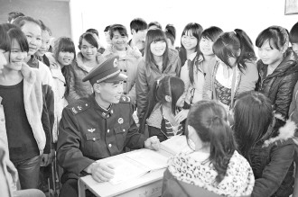 图为颜杰明到驻地学校为学生们补习功课。沈玲摄 图为颜杰明到驻地学校为学生们补习功课。沈玲摄