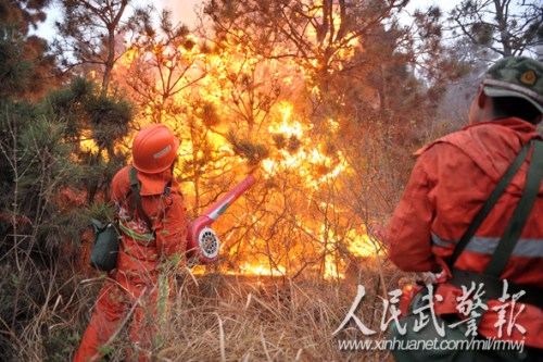 奋力灭火。图片来源:人民武警报 奋力灭火。图片来源:人民武警报
