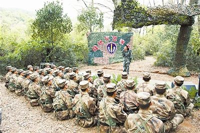 业余文艺骨干为驻训官兵鼓劲打气(申方明 摄) 业余文艺骨干为驻训官兵鼓劲打气(申方明 摄)