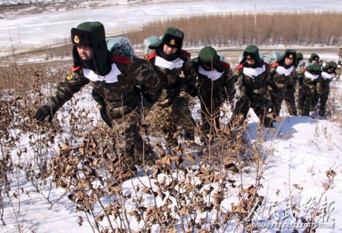 手拉手向山顶进发。图片来源:人民武警报 手拉手向山顶进发。图片来源:人民武警报
