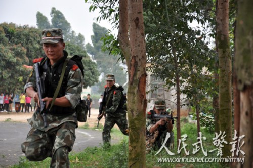战术演练。图片来源:人民武警报 战术演练。图片来源:人民武警报