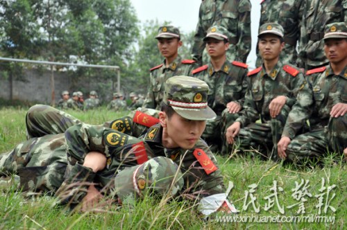 战地救护。图片来源:人民武警报 战地救护。图片来源:人民武警报