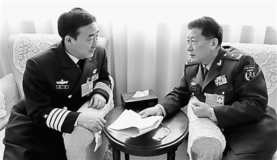 李爱平代表(右)和梁旭代表在讨论《海洋基本法》议案"蓝色国土"呼唤