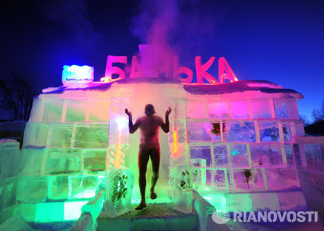 俄罗斯贝加尔湖畔就建起了一座的“寒冰桑拿房”。