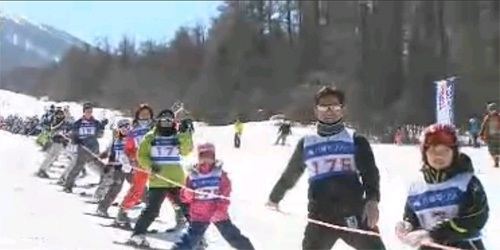 日本290人列队滑雪打破吉尼斯世界纪录(视频截图) 日本290人列队滑雪打破吉尼斯世界纪录(视频截图)