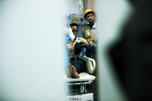 ������ũ�����ڲ����ϣ��ڹ��ѵİ����£�˫����ֱ���������� ���������̱����� �ѫ/��