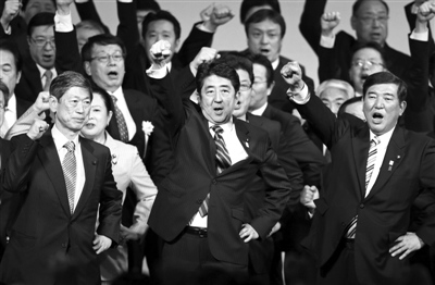 3月17日,日本首相、执政的自民党总裁安倍晋三在东京举行的党代会上高喊口号。 3月17日,日本首相、执政的自民党总裁安倍晋三在东京举行的党代会上高喊口号。