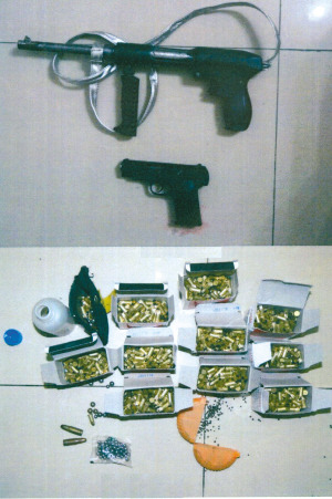 民警缴获的自制仿真枪和子弹 供图 民警缴获的自制仿真枪和子弹 供图