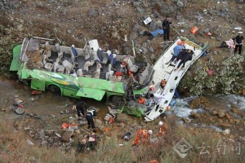 云南保山高速客车翻下山洼事故已致15人死亡-中新网