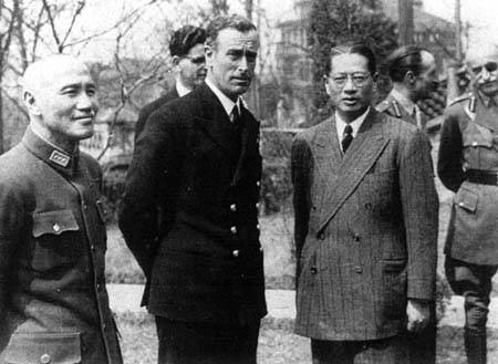 1943年10月,宋子文、蒋介石在重庆与来访的英国东南亚战区统帅蒙巴顿 1943年10月,宋子文、蒋介石在重庆与来访的英国东南亚战区统帅蒙巴顿
