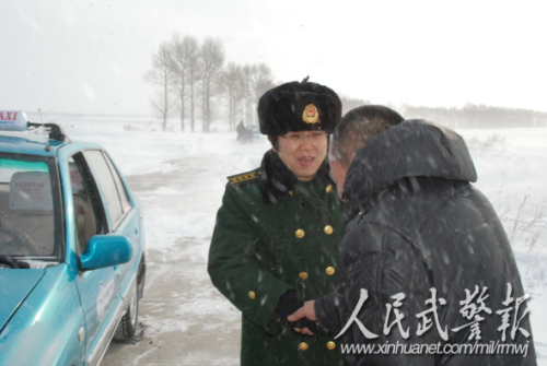 群众表示感谢。图片来源:人民武警报 群众表示感谢。图片来源:人民武警报