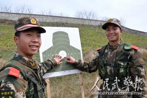 新战士展示10环靶心。图片来源:人民武警报 新战士展示10环靶心。图片来源:人民武警报
