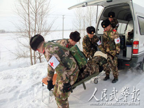 战地救护演练。图片来源:人民武警报 战地救护演练。图片来源:人民武警报
