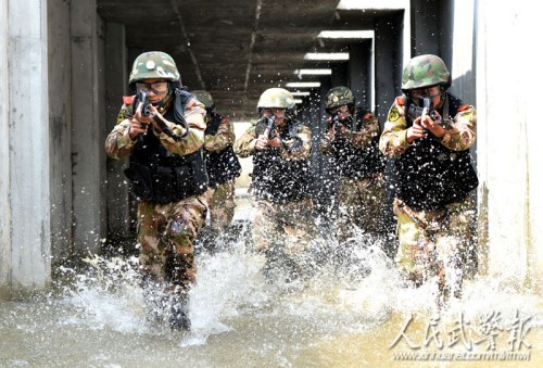 复杂地形搜索战术训练。图片来源:人民武警报 复杂地形搜索战术训练。图片来源:人民武警报