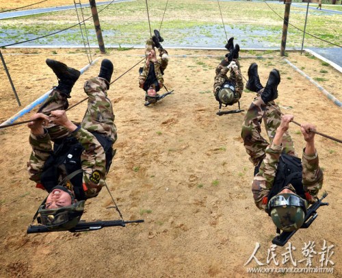 队员通过空中铁索。图片来源:人民武警报 队员通过空中铁索。图片来源:人民武警报