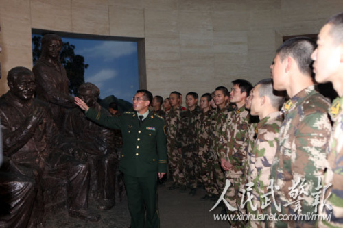 聆听伟人事迹。图片来源:人民武警报 聆听伟人事迹。图片来源:人民武警报