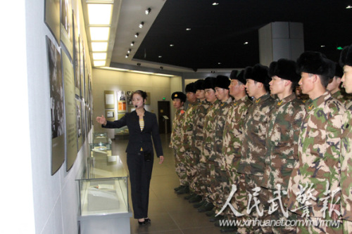 参观基地场馆。图片来源:人民武警报 参观基地场馆。图片来源:人民武警报