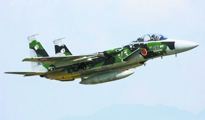 配备大型电子战吊舱的F-15DJ将为日本航空自卫队争夺制空权提供支援。 新华网/图 配备大型电子战吊舱的F-15DJ将为日本航空自卫队争夺制空权提供支援。 新华网/图