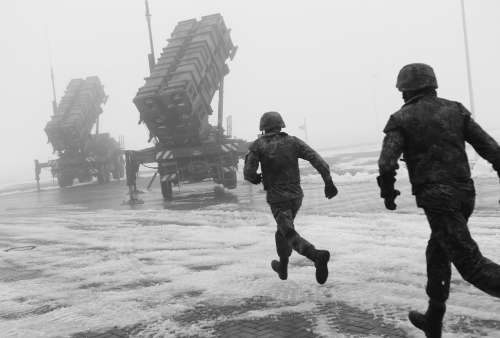 德军士兵与“爱国者”防空导弹 德军士兵与“爱国者”防空导弹