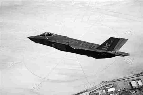 在加利福尼亚州爱德华兹空军基地上空试飞的F-35A“闪电”II战斗机 在加利福尼亚州爱德华兹空军基地上空试飞的F-35A“闪电”II战斗机