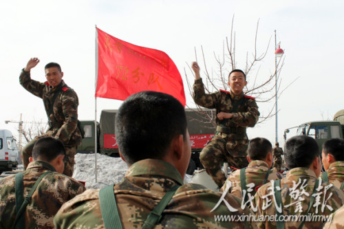 趣味游戏和文艺表演提升官兵士气。图片来源:人民武警报 趣味游戏和文艺表演提升官兵士气。图片来源:人民武警报