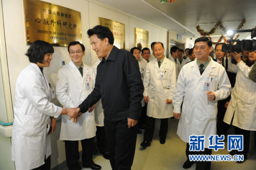洛桑江村来到心血管外科二病区,亲切慰问医护人员。蔡琳琳 摄 洛桑江村来到心血管外科二病区,亲切慰问医护人员。蔡琳琳 摄