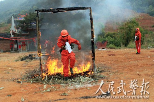 紧急避险穿越训练。图片来源:人民武警报 紧急避险穿越训练。图片来源:人民武警报