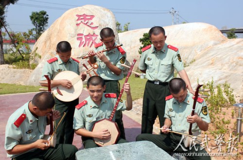 北管乐队队员正在练习演奏。图片来源:人民武警报 北管乐队队员正在练习演奏。图片来源:人民武警报