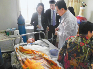 医护人员为宋福生调试安装呼吸机 医护人员为宋福生调试安装呼吸机