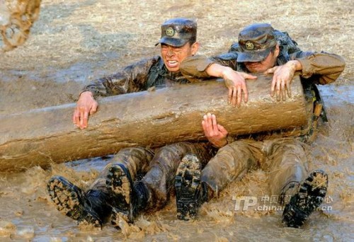 资料图:北京军区侦察兵魔鬼训练 资料图:北京军区侦察兵魔鬼训练