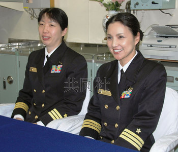 图为首次航海后接受记者采访的“濑户雪”号舰长东良子(左)和“岛雪”号舰长大谷三穗。(图片来源:日本共同社) 图为首次航海后接受记者采访的“濑户雪”号舰长东良子(左)和“岛雪”号舰长大谷三穗。(图片来源:日本共同社)