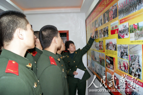 观看荣誉历程。图片来源:人民武警报 观看荣誉历程。图片来源:人民武警报