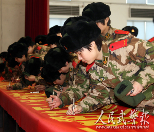 官兵们纷纷签字表决心。图片来源:人民武警报 官兵们纷纷签字表决心。图片来源:人民武警报