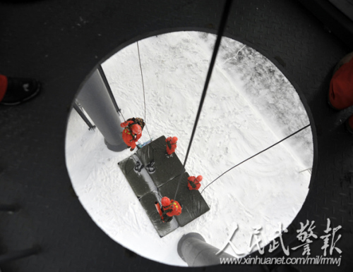 索滑降科目训练。图片来源:人民武警报 索滑降科目训练。图片来源:人民武警报