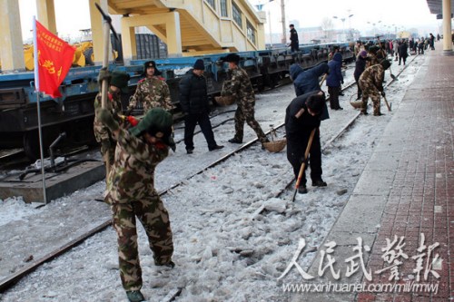 劳动场面热火朝天。图片来源:人民武警报 劳动场面热火朝天。图片来源:人民武警报