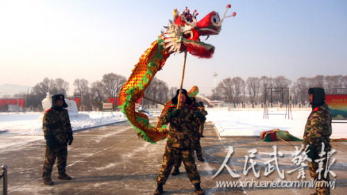 舞龙队。图片来源:人民武警报 舞龙队。图片来源:人民武警报