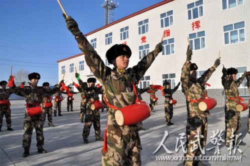 腰鼓队。图片来源:人民武警报 腰鼓队。图片来源:人民武警报