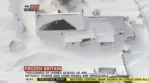 白皑皑的雪覆盖英国西南部的广袤地区,房屋都快被“淹没”了 白皑皑的雪覆盖英国西南部的广袤地区,房屋都快被“淹没”了