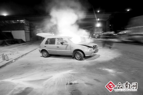 自燃的夏利车 消防供图 自燃的夏利车 消防供图
