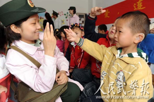 快乐交流。图片来源:人民武警报 快乐交流。图片来源:人民武警报