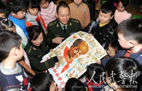 讲雷锋故事。图片来源:人民武警报 讲雷锋故事。图片来源:人民武警报
