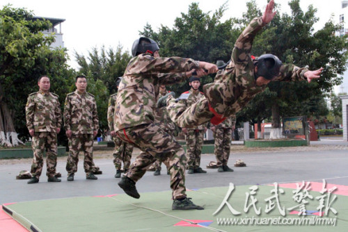 一招制敌。图片来源:人民武警报 一招制敌。图片来源:人民武警报