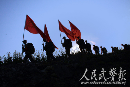 新兵拉练途中。图片来源:人民武警报 新兵拉练途中。图片来源:人民武警报