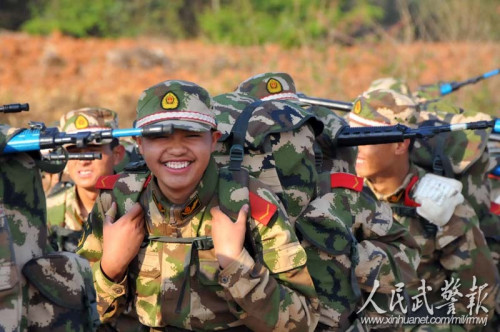 笑对征程。图片来源:人民武警报 笑对征程。图片来源:人民武警报